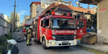 Küçükçekmece’de iki katlı binada çıkan yangın söndürüldü