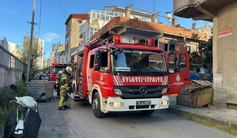 Küçükçekmece’de iki katlı binada çıkan yangın söndürüldü