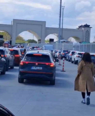 Sınır kapısında 23 Nisan yoğunluğu: Saatlerdir karşıya geçmeyi bekliyorlar