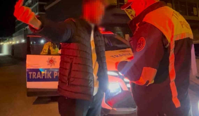"Ayaklarına kapanayım ne olur arabayı men etmeyin" diyen alkollü sürücü cezadan kurtulamadı