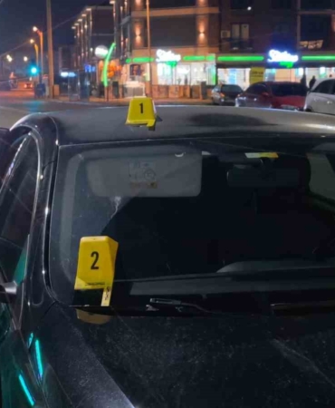 Seyir halindeki otomobile yorgun mermi isabet etti