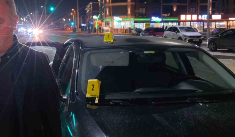 Seyir halindeki otomobile yorgun mermi isabet etti