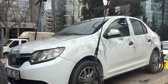 Teröristlerin kiraladığı otomobil incelemelerin ardından olay yerinden kaldırıldı