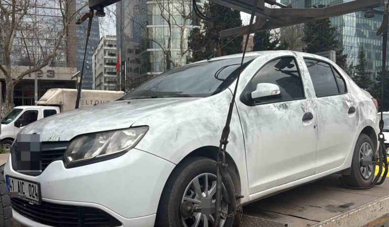 Teröristlerin kiraladığı otomobil incelemelerin ardından olay yerinden kaldırıldı