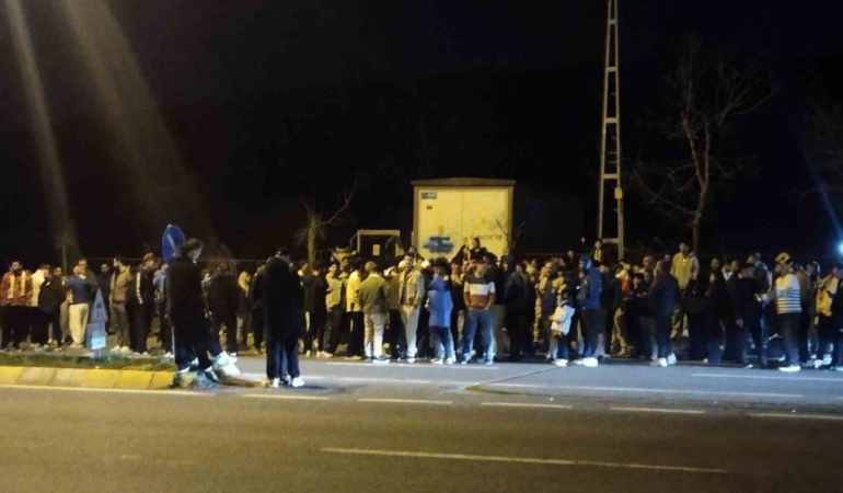 Fenerbahçeli taraftarlar Samandıra’da galibiyeti kutladı