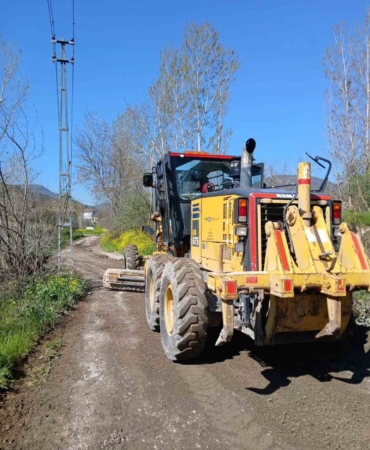 Bilecik’te arazi yollarında greyderle düzenleme çalışması