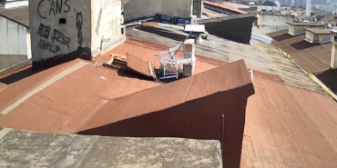 Binaların çatılara çıkan adam asansör parçalarını çaldı