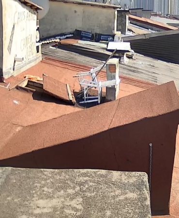 Binaların çatılara çıkan adam asansör parçalarını çaldı