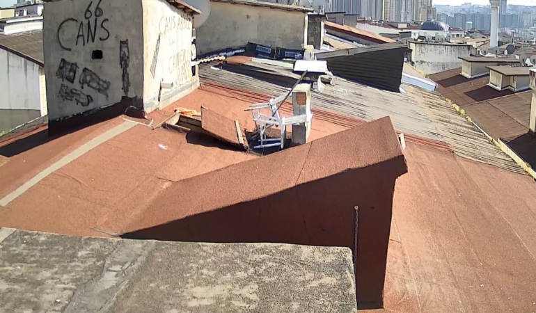 Binaların çatılara çıkan adam asansör parçalarını çaldı