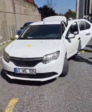 Teröristlerin kiraladığı otomobil polis ekipleri tarafından inceleniyor