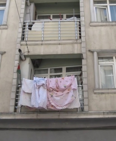 Fatih’te birinci kattan düşen 4 yaşındaki çocuk ağır şekilde yaralandı