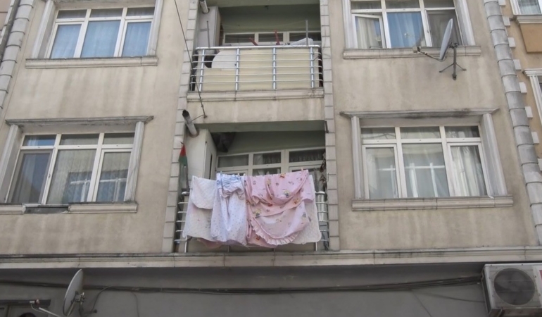 Fatih’te birinci kattan düşen 4 yaşındaki çocuk ağır şekilde yaralandı