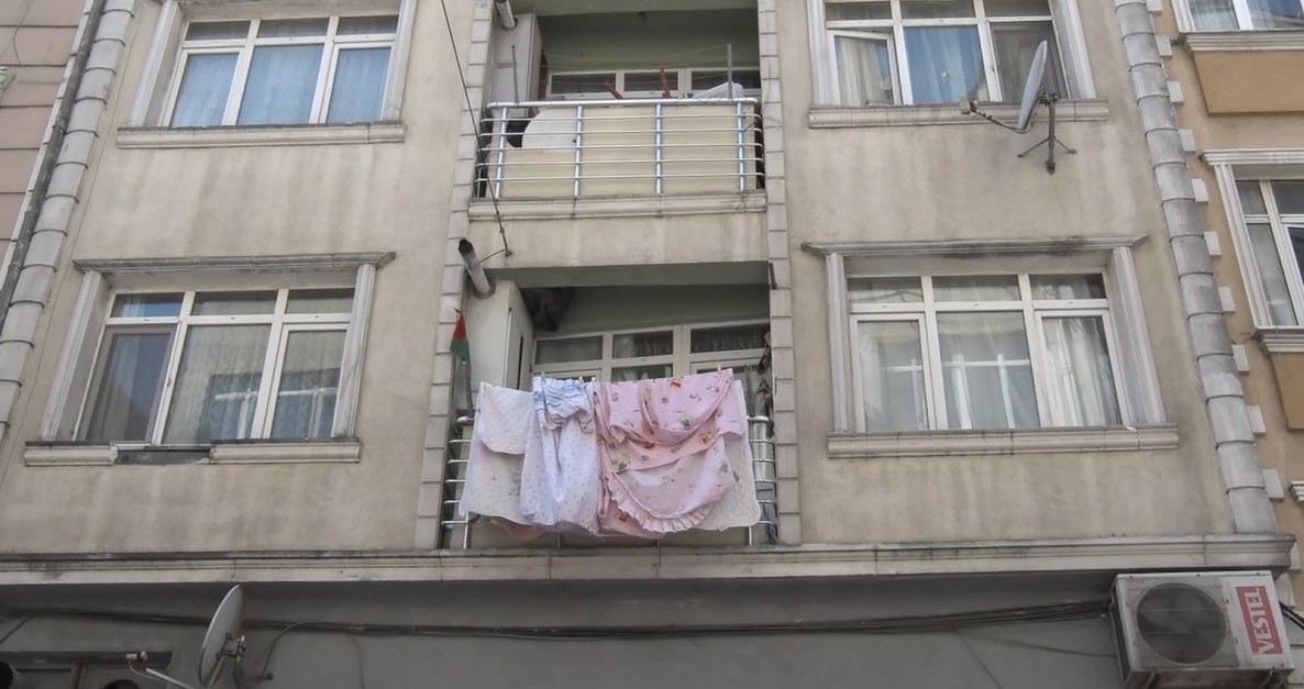 Fatih’te birinci kattan düşen 4 yaşındaki çocuk ağır şekilde yaralandı