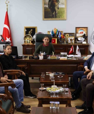 Bilecik’te 23 Nisan’da başkanlık koltuğu öğrencilere devredildi