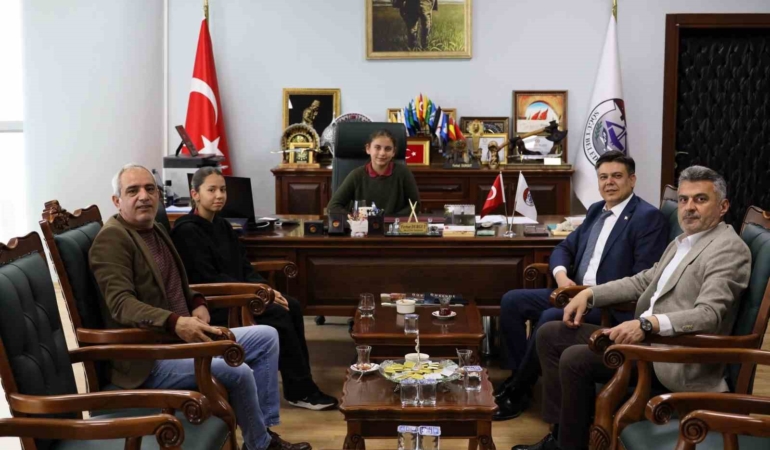 Bilecik’te 23 Nisan’da başkanlık koltuğu öğrencilere devredildi