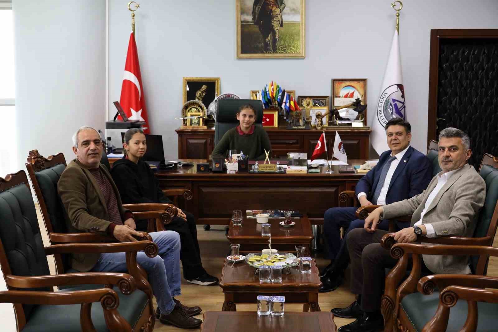 Bilecik’te 23 Nisan’da başkanlık koltuğu öğrencilere devredildi