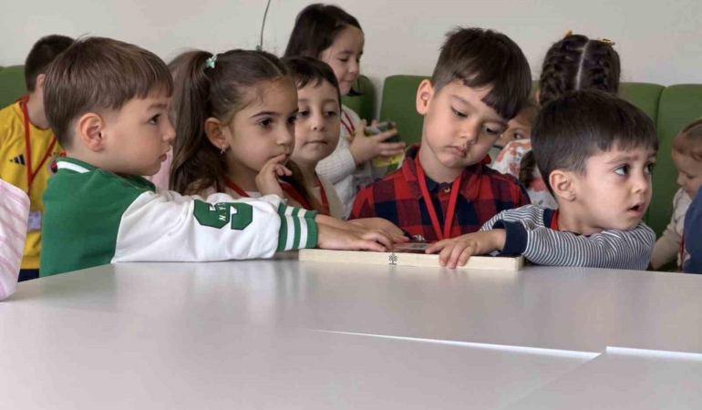 Kartepe’de minikler Kütüphaneler Haftası’nı müzikli masallarla kutladı