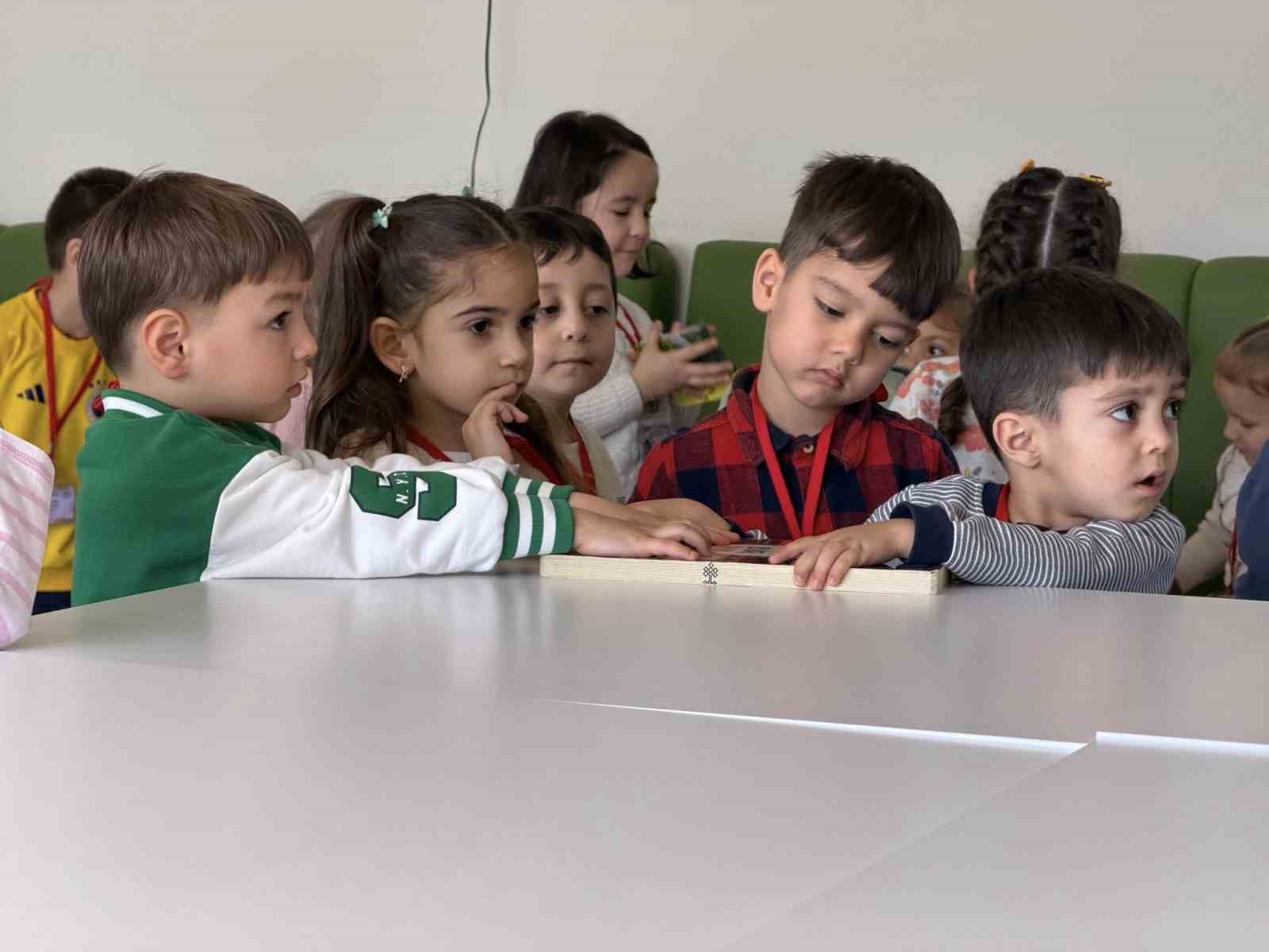 Kartepe’de minikler Kütüphaneler Haftası’nı müzikli masallarla kutladı