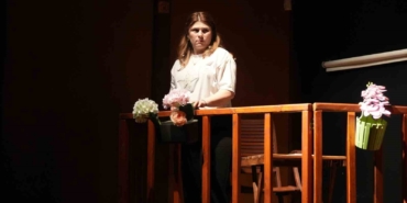 Kanseri yendi, kendi hayatını yazıp oynadı