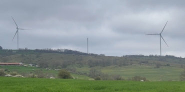 Sınır hattında rüzgar türbini parçalandı: Şiddetli rüzgar köyde paniğe yol açtı