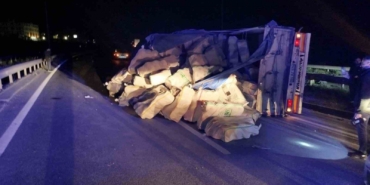 Kontrolden çıkan tır refüje çarpıp yan yattı: 1 yaralı