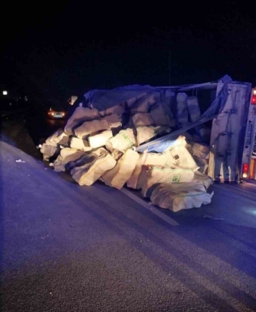 Direksiyon hakimiyetini kaybeden tır refüje çarpıp yan yattı: 1 yaralı