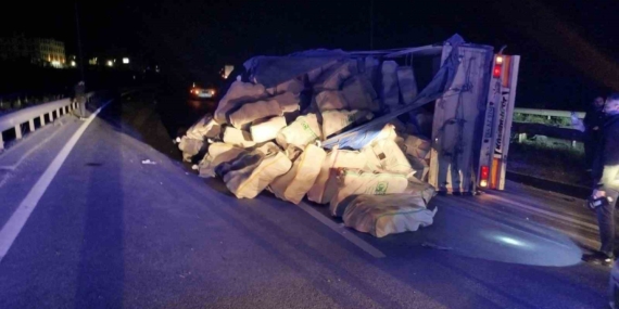 Direksiyon hakimiyetini kaybeden tır refüje çarpıp yan yattı: 1 yaralı