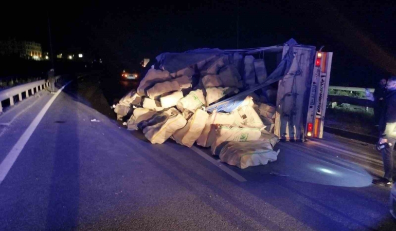 Direksiyon hakimiyetini kaybeden tır refüje çarpıp yan yattı: 1 yaralı