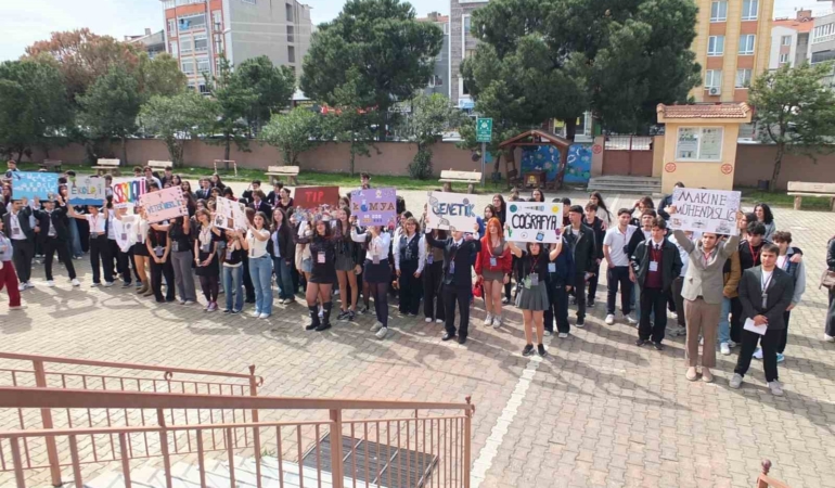 Burhaniye’ de çalıştay öğrencileri akademisyenlerle buluşturdu