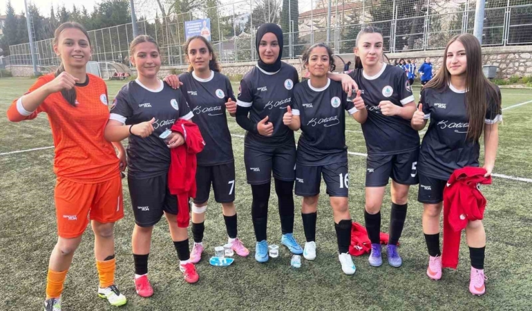 Körfez’in kız futbol takımlarından çifte galibiyet