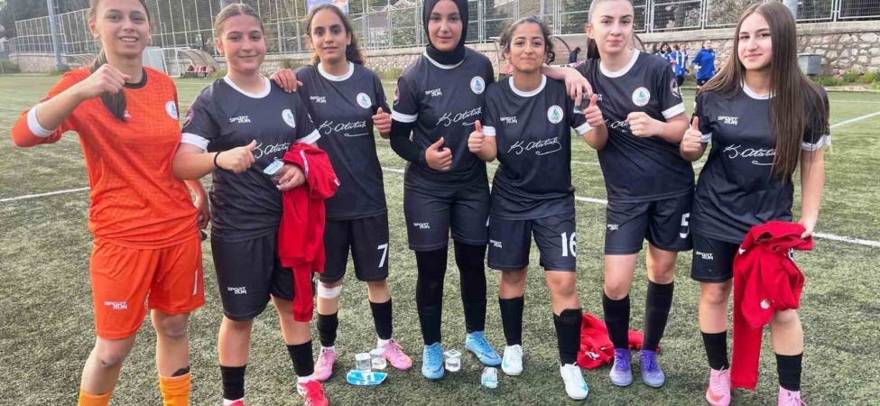 Körfez’in kız futbol takımlarından çifte galibiyet