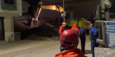 Temel kazısında toprak kaydı, çatırdama sesleri gelen 5 katlı bina boşaltıldı