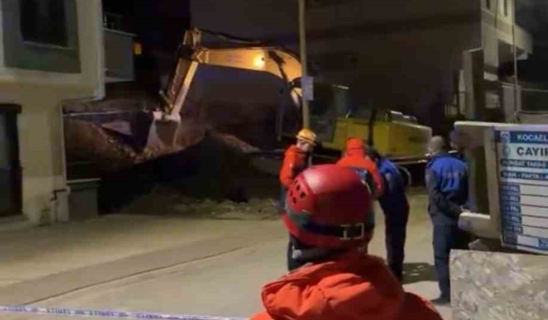 Temel kazısında toprak kaydı, çatırdama sesleri gelen 5 katlı bina boşaltıldı