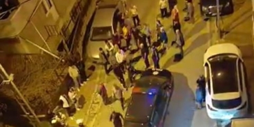 Eski sevgili evini bastı, binayı taşlayarak etrafa ateş etti; o anlar kamerada