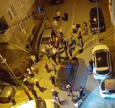 Eski sevgili evini bastı, binayı taşlayarak etrafa ateş etti; o anlar kamerada