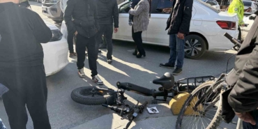 Otomobille çarpışan elektrikli bisiklet sürücüsü yaralandı