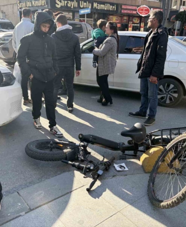Otomobille çarpışan elektrikli bisiklet sürücüsü yaralandı