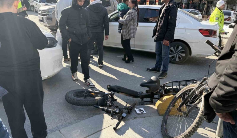 Otomobille çarpışan elektrikli bisiklet sürücüsü yaralandı