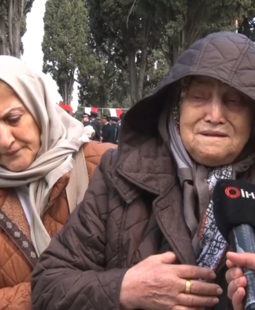 Edirnekapı Şehitliği’nde duygusal anlar: 92 yaşındaki anne gözyaşlarını tutamadı