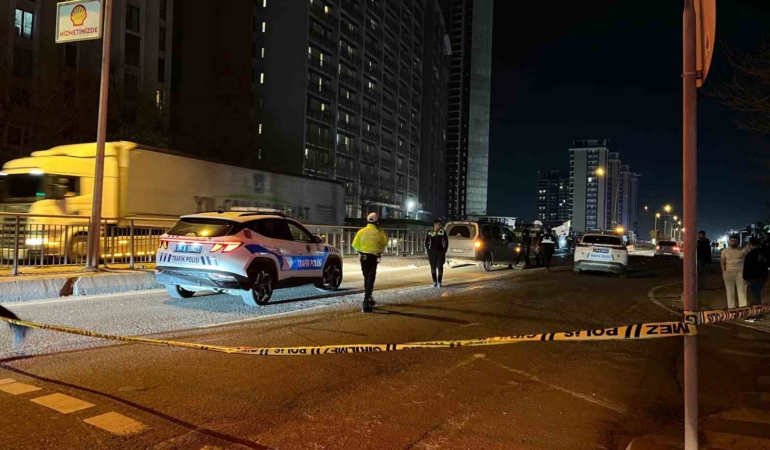 Esenyurt’ta motosiklet yolun karşısına geçmeye çalışan yayaya çarptı: 1 ölü, 2 yaralı