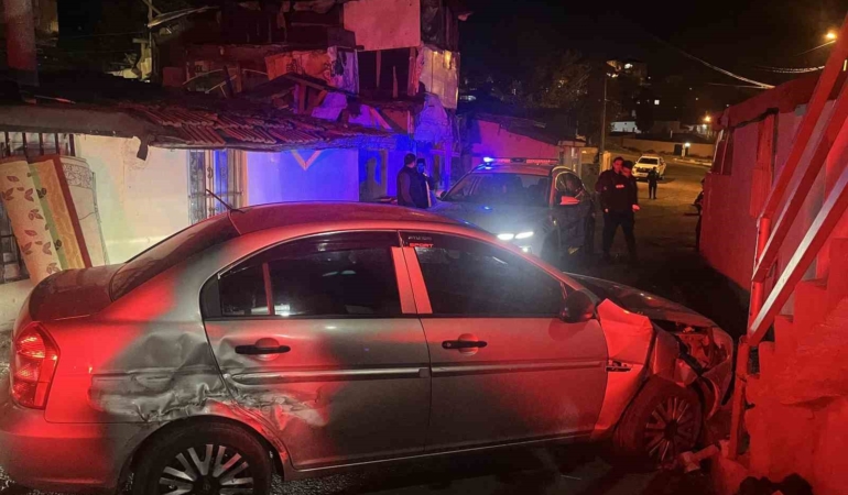 Polisten kaçarken evin merdiven korkuluklarına çarptı