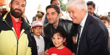 Ünlüler minik kalplere dokundu