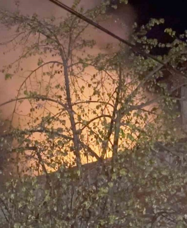 Gece yarısı korkutan yangın: Evde uyuyan kişi kurtarıldı