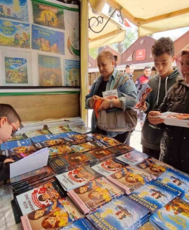 Filistinli akranları için hayal dünyalarını satırlara döktüler