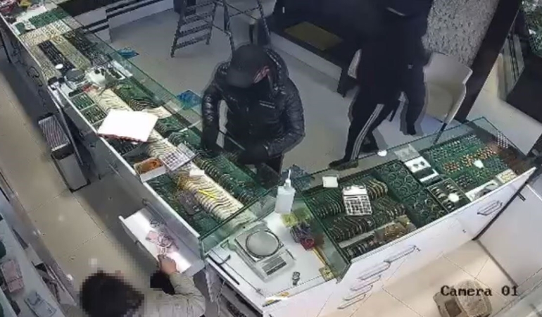Başakşehir’de kuyumcuda soygun girişimi: İşletme sahibinin çığlıklarıyla kaçtılar