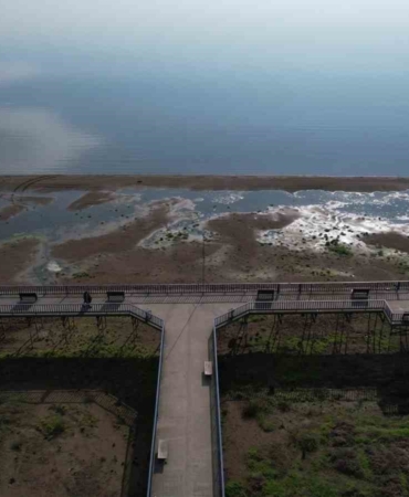 İznik Gölü’nde su çekilmesi alarm veriyor...İskele karada kaldı