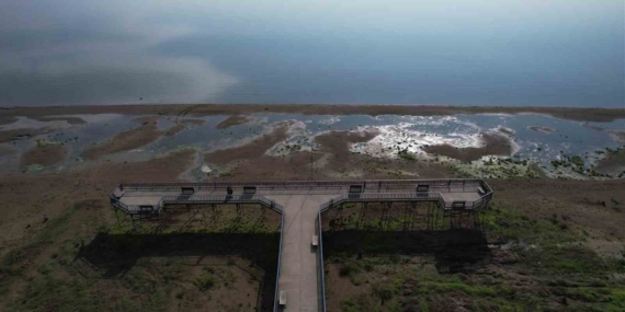 İznik Gölü’nde su çekilmesi alarm veriyor...İskele karada kaldı