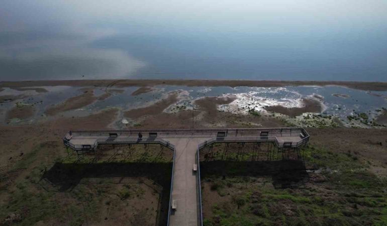 İznik Gölü’nde su çekilmesi alarm veriyor...İskele karada kaldı