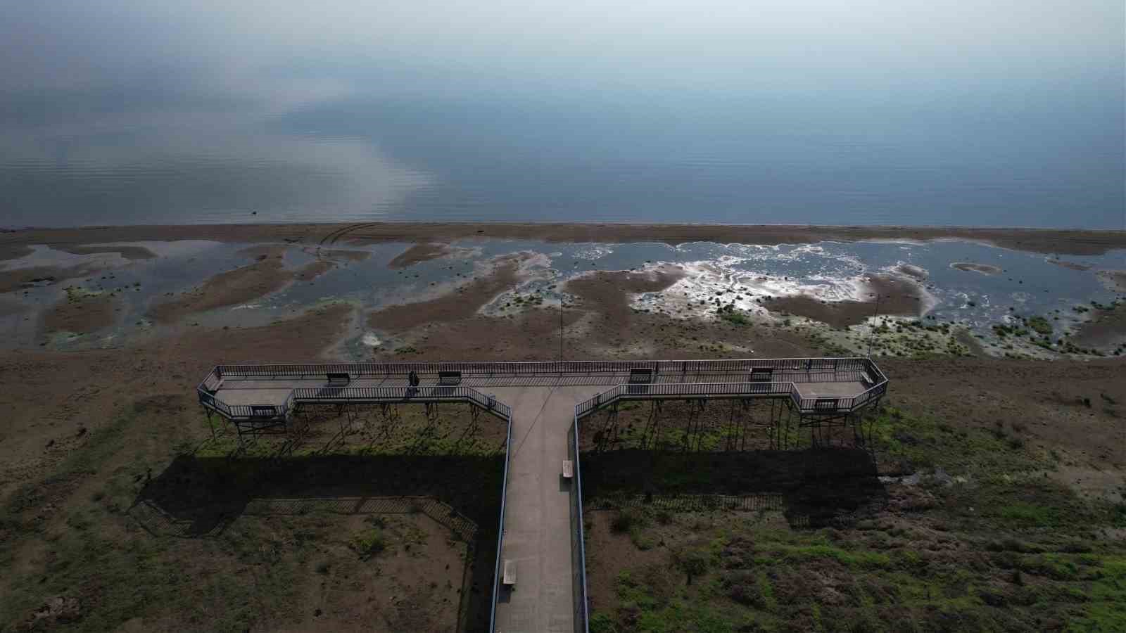 İznik Gölü’nde su çekilmesi alarm veriyor...İskele karada kaldı