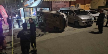 Kontrolden çıkan hafif ticari araç markete daldı: 2 yaralı